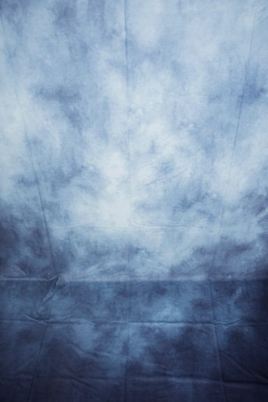 Himmel mit leichter Bewölkung in verschiedenen Blautönen.