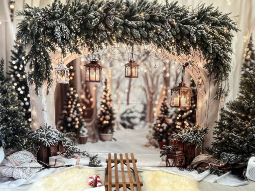 Winterliche Landschaft mit Lichtern, Bäumen und einer Holzbank im Schnee dekoriert.