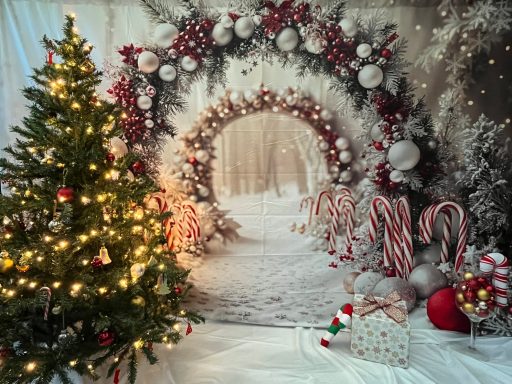 Weihnachtliche Szene mit einem Tannenbaum, einer verschneiten Kulisse und festlicher Dekoration.