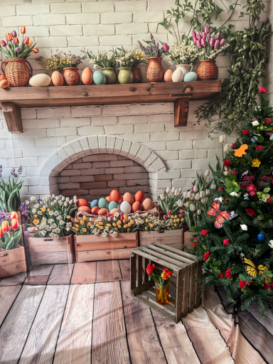 Österliche Dekoration mit bunten Eiern, Blumen und einem Holzregal.